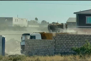 Фотография к новости: КАМАЗ против природы: в Актау наказали водителя за незаконный сброс мусора