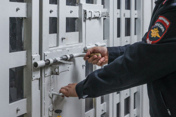 Фотография к новости: В России внук угрожал облить бензином бабушку