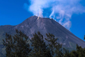 Фотография к новости: В Индонезии вулкан Мерапи выбросил пепел на высоту более 3,9 км
