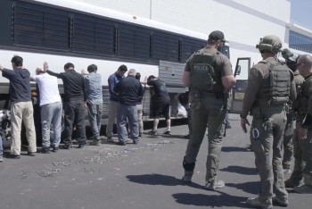 Фотография к новости: Южная Корея репатриирует своих граждан, задержанных в США