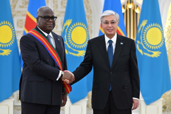 Фотография к новости: Токаев наградил президента ДР Конго орденом "Достық" I степени