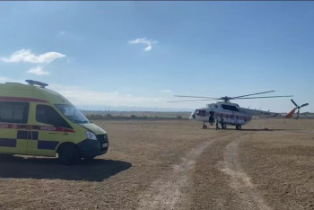 Фотография к новости: Вертолёт МЧС РК экстренно доставил пациента из Зайсана в Усть-Каменогорск