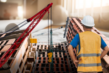 Фотография к новости: Дефицит кадров в строительстве Казахстана: почему дома строят люди без дипломов?