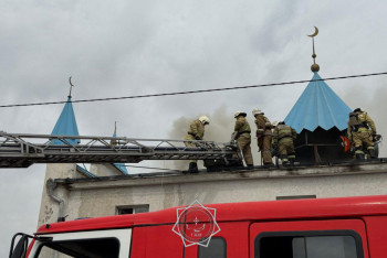 Фотография к новости: В Шымкенте загорелась крыша мечети