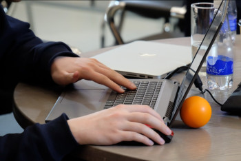 Фотография к новости: Казахстанцам официально разрешат работать на двух работах