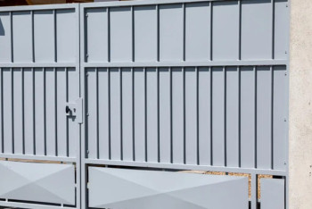 Фотография к новости: Жезказаганец попытался войти в здание прокуратуры, перепутав его с домом друга