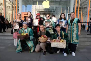 Фотография к новости: Казахстан напомнил Нью-Йорку о родине яблока в день выхода нового iPhone