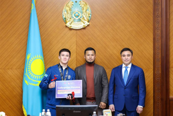 Фотография к новости: Исторический триумф: аким Шымкента поздравил чемпионов и вручил ключи от авто