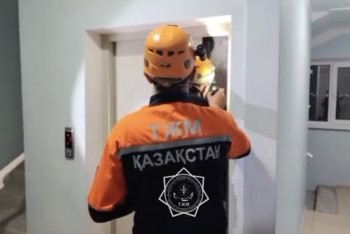 Фотография к новости: В Уральске спасатели освободили из лифта пятерых взрослых и младенца