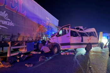 Фотография к новости: Микроавтобус столкнулся с грузовиком в Турции: погибли три человека