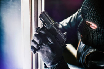 Фотография к новости: Ограбление на 500 млн тенге: трое в масках угрожали оружием и связали жертв в Алматы