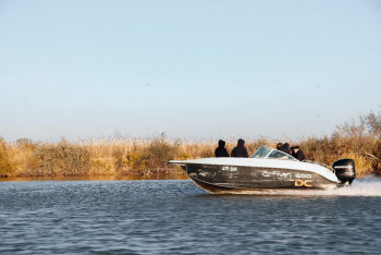Фотография к новости: В Атырауской области неизвестные в масках протаранили катер береговой охраны