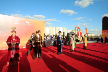 Фотография к новости: Красная дорожка на берегу Каспия: в Актау стартует кинофестиваль стран Тюркского мира