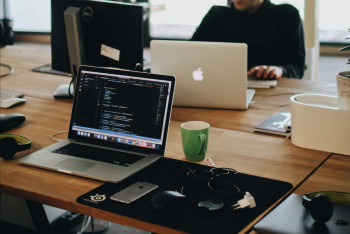 Фотография к новости: Депутат предложил повысить зарплаты IT-специалистам