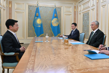 Фотография к новости: Токаев обсудил с Ли Кай Фу развитие ИИ и запуск языковой модели AlemLLM