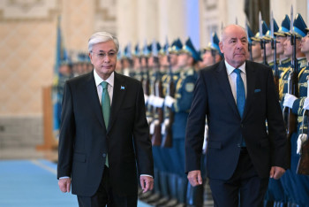 Фотография к новости: Токаев встретил Президента Венгрии в Акорде