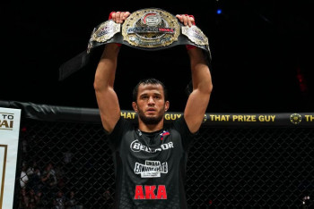 Фотография к новости: Усман Нурмагомедов одержал 20-ю победу и сохранил чемпионский пояс