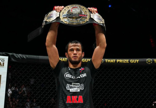 Фотография к новости: Усман Нурмагомедов одержал 20-ю победу и сохранил чемпионский пояс