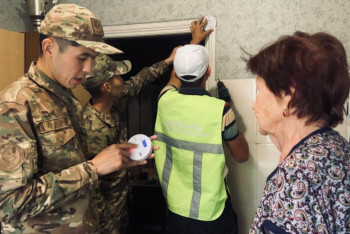 Фотография к новости: Датчики угарного газа устанавливают в домах социально уязвимых казахстанцев