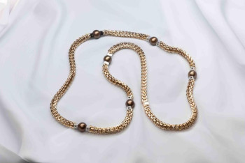 Фотография к новости: "Возврат активов": колье с бриллиантами продали на аукционе