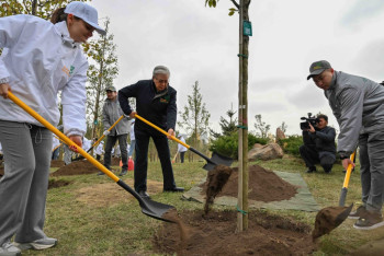 Фотография к новости: Глава государства принял участие в экологической акции "Таза Қазақстан"