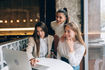 Фотография к новости: В Казахстане растёт участие женщин в цифровой экономике