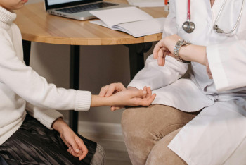 Фотография к новости: В Жамбылской области выявлены нарушения при проведении медосмотров школьников