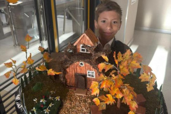 Фотография к новости: Школьники Астаны превращают осенние листья в арт-объекты