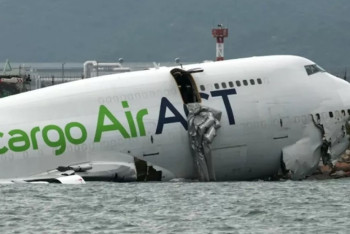 Фотография к новости: В Гонконге упал в море грузовой Boeing: двое погибших