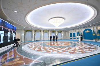 Фотография к новости: Токаев наградил президента KIA орденом "Достық" II степени