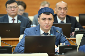 Фотография к новости: Минимальная зарплата в Казахстане должна быть не ниже 150 тысяч тенге — депутат