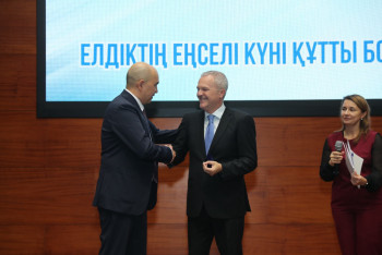 Фотография к новости: Посол Италии вручил проректору ЕНУ высокую государственную награду