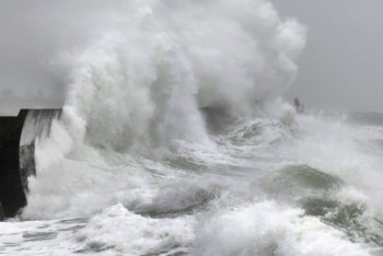 Фотография к новости: Шторм "Бенджамин" остановил движение поездов в нескольких регионах Франции