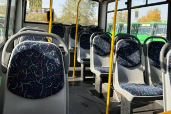 Фотография к новости: В Алматы автобус врезался в остановку: двое пострадали