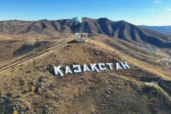 Фотография к новости: Спасатели отметили День Республики на вершине горы "Казахстан"