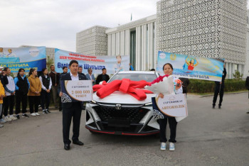 Фотография к новости: Чемпионке мира Шугыле Умирбек вручили ключи от нового авто