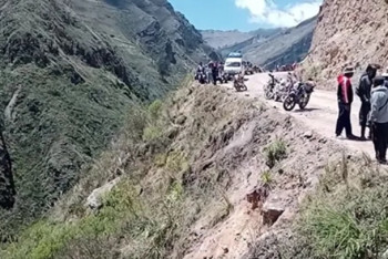 Фотография к новости: В Боливии 15 человек погибли в ДТП с автобусом