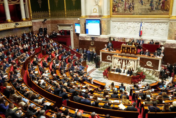 Фотография к новости: Парламент Франции поддержал отмену привилегий для алжирцев