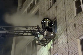 Фотография к новости: В Усть-Каменогорске спасатели эвакуировали 15 человек при пожаре в многоэтажке