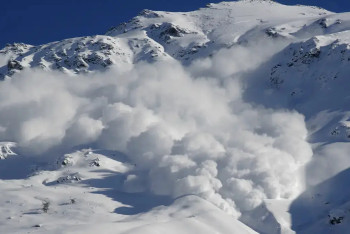Фотография к новости: Семь человек погибли при сходе лавины в горах Непала