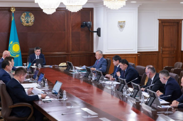 Фотография к новости: Бектенов поручил акимам восьми регионов ускорить приватизацию футбольных клубов