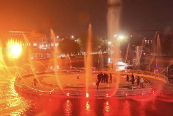 Фотография к новости: В Шымкенте запустили первый музыкально-лазерный фонтан с огненным шоу