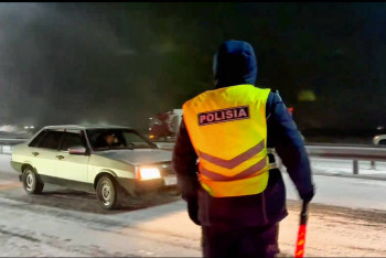 Фотография к новости: Снег и метель парализовали движение на трассе в Абайской области