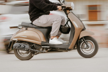 Фотография к новости: На станции Тараз мужчина на скутере едва не попал под поезд