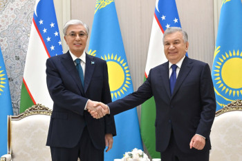 Фотография к новости: Главы государств побеседовали в международном аэропорту "Ташкент-Хумо"