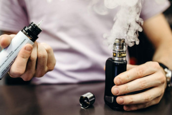 Фотография к новости: В Костанайской области выявили нелегальный маркетплейс вейпов