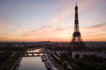 Фотография к новости: 170 тысяч домов в Париже остались без электричества