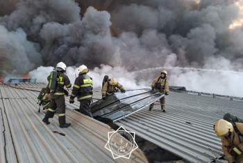 Фотография к новости: В Алматы тушат крупный пожар в складском помещении по повышенному рангу
