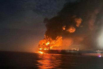 Фотография к новости: В Черном море загорелся  нефтеналивной танкер, экипаж не покидал судно