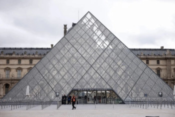 Фотография к новости: В библиотеке Лувра из-за протечки пострадали книги и документы